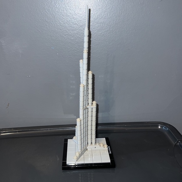 Retired Lego Burg Khalifa Dubai 21008 - Picture 5 of 7